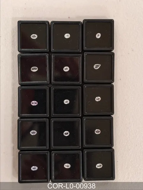 無色剛玉 COR-L0-00938