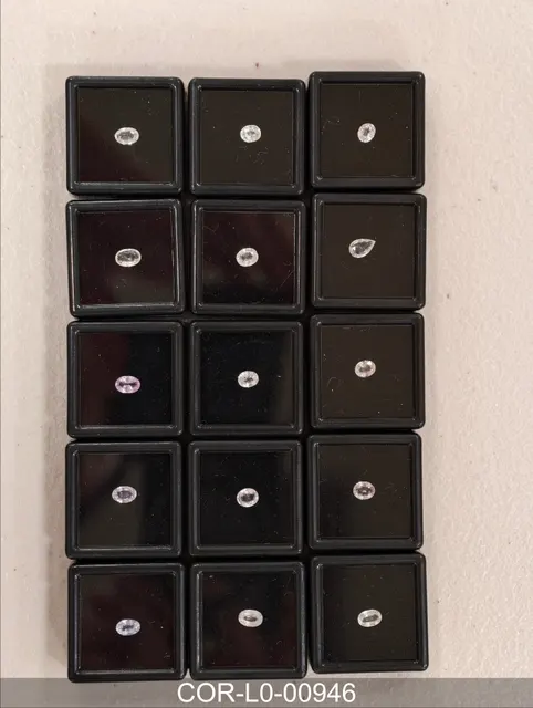 無色剛玉 COR-L0-00946
