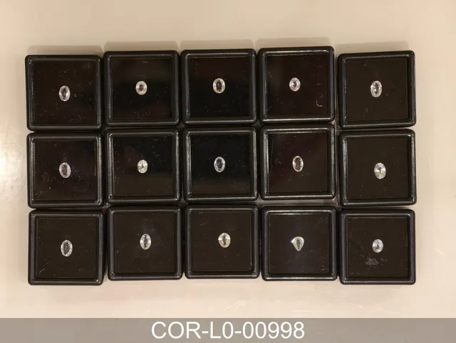無色剛玉 COR-L0-00998