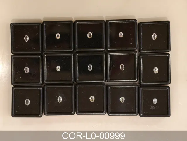 無色剛玉 COR-L0-00999