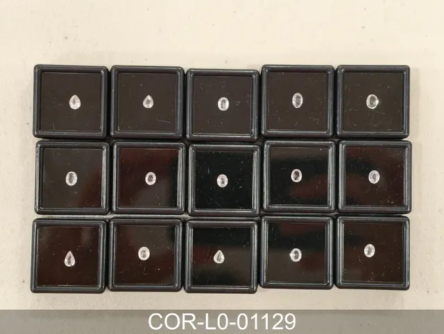無色剛玉 COR-L0-01129