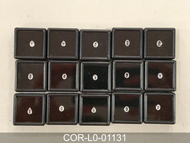 無色剛玉 COR-L0-01131