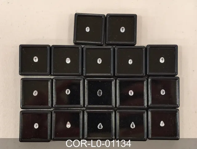 無色剛玉 COR-L0-01134