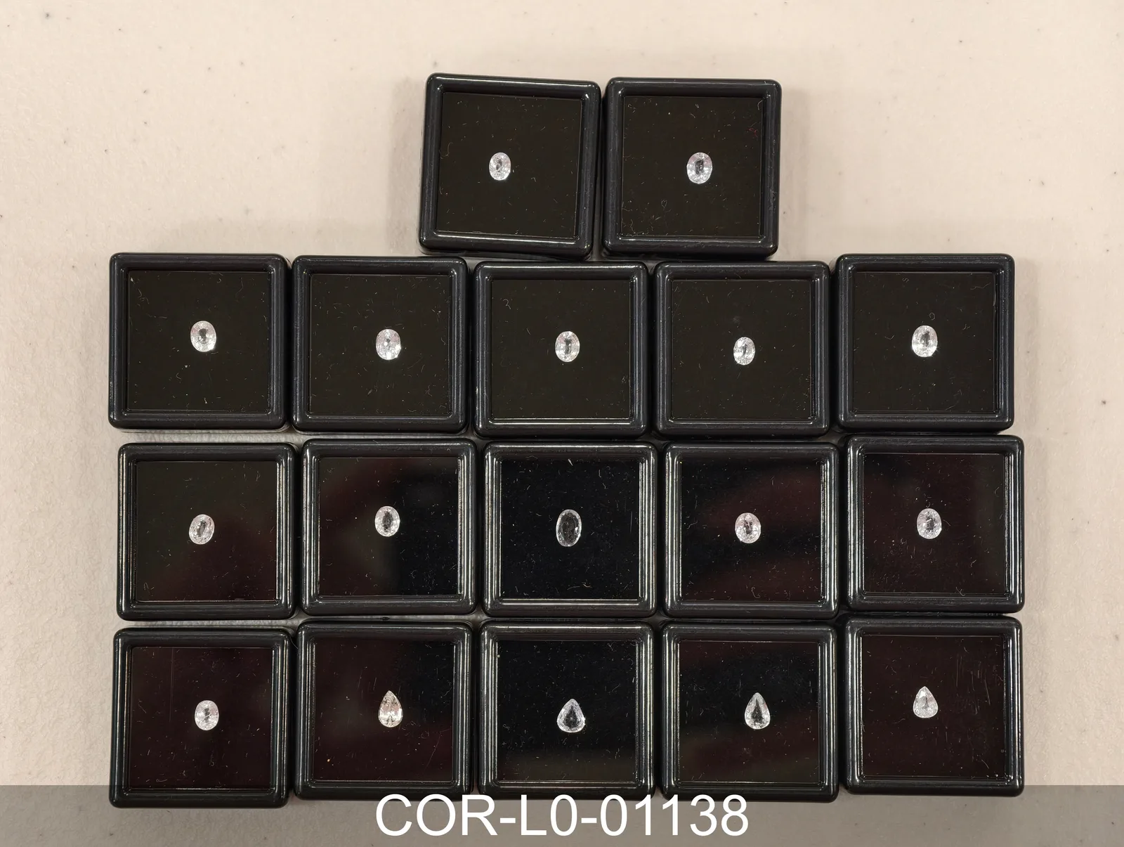 無色剛玉 COR-L0-01138