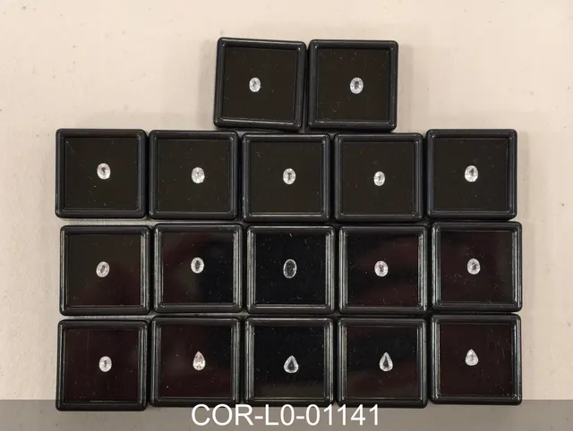 無色剛玉 COR-L0-01141