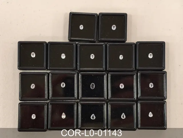無色剛玉 COR-L0-01143