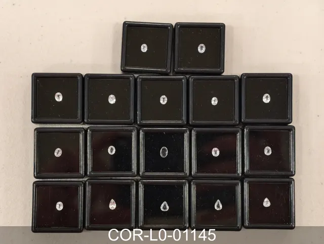 無色剛玉 COR-L0-01145
